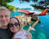 Un cuplu care ar fi trebuit să plece în luna de miere a fost separat la aeroport, chiar înainte de îmbarcare, din pricina suprarezervării zborului. Proaspăta soție s-a îmbarcat, în timp ce soțul a privit avionul îndepărtându-se
