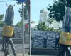 Livrarea care a făcut internauții să râdă: un curier Glovo a transportat pe bicicletă o masă de călcat