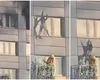 Imagini dramatice! O femeie se aruncă de la etajul 11 al unui imobil în flăcări în brațele unui pompier aflat pe o autoscară. VIDEO