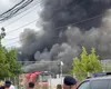 Incendiu violent în apropierea rafinăriei Lukoil din Ploieşti. Ard 1.000 mp de depozit