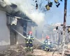 Misiune contracronometu în Vâlcea, pentru un bărbat de 50 de ani care a vrut să-și pună capăt zilelor. A dat foc la casă și la anexe și s-a încuiat într-o magazie