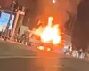 Panică în centrul Capitalei, mașină mistuită de flăcări. Limuzina a ars ca o torță, trafic restricționat / La fața locului s-a auzit și o explozie