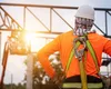 Se caută muncitori calificați, în special constructori și electricieni. Se oferă salarii de până la 7.000 de euro