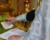 Îi place viața mai mult decât credința. Preot din Vaslui, dezbrăcat de haina monahală și făcut civil după ce a lăsat gravidă o enoriașă căsătorită. Femeia a născut gemeni