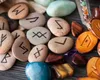 RUNE pe ZODII: 10-16 august 2026. Mâna destinului se așază peste aceste zodii. Ce mesaje primesc de la pietrele mistice?