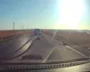 Un copil a căzut dintr-o maşină aflată în mers pe o şosea, iar scena a fost filmată