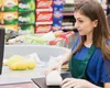 Ce salarii au casierii și lucrătorii comerciali angajați la supermarketurile din România