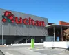 Angajată Auchan, concediată după 19 ani după ce a fost filmată în timp ce lua bani din portofelul unui client