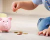 Alocații copii octombrie 2026. Când intră banii pe card și când vine poștașul cu plicul