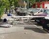 Faţada şi părţile laterale ale unui balcon dintr-un bloc din Sectorul 4 au căzut peste un autoturism