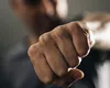 Un ieșean a scăpat de închisoare după ce a sunat de patru ori la 112 înainte să-și lovească agresorul cu parul