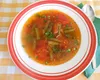 Ciorbă de păstăi cu roșii și usturoi. De ce este recomandat să o consumi la început de toamnă
