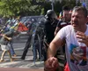 BILANȚ 47 de oameni duși la Poliție și un bărbat reținut după ce protestul legitim al oierilor a fost deturnat de huligani georgiști. Suveraniștii au aruncat cu borduri, au smuls flori din pământ și au rupt gardurile. Un bărbat a fost prins cu un cuțit de aproximativ 20 de centimetri: „Ar trebui 3-4 blocuri d-astea să le dăm foc. Îi dăm foc deseară, ne încălzim la el” VIDEO