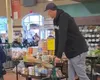 Cum a fost surprins Ghiţă Mureşan, cel mai înalt jucător din istoria NBA, la supermarket. Căruciorul îi ajunge până la genunchi VIDEO