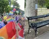 Bănci din „piele” neagră, dedicate comunității LGBTQIA+, într-un parc din Timișoara. Artistul spune că locurile neiluminate din parc ar fi permis persoanelor „queer” să aibă parte de „intimitate” și „conexiuni”