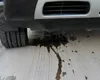 Ce este pata de lichid pe care o vezi sub mașină după ce oprești motorul. Culoarea și mirosul îți pot spune dacă este o problemă gravă