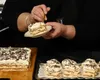 Cum se prepară Vânt Japonez, prăjitura care redă gustul din cofetăriile de altădată. Este o combinația irezistibilă de bezea, vanilie, nucă, frișcă și ciocolată