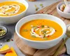Supă cremă de dovleac copt cu feta și usturoi caramelizat. Rețeta este populară pe TikTok și foarte simplu de pregătit
