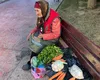 La 80 de ani, tanti Măria vinde zarzavaturi și legume pe o bancă. Copiii i-au plecat în străinătate, în căutarea unui trai mai bun: „Pensia este mică și trebuie să mă descurc”