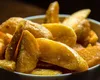 Cum să faci cartofi wedges ca la fast-food acasă. Rețeta simplă pentru o gustare crocantă și delicioasă