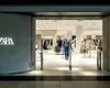 Zara închide zeci de magazine, dar un alt brand al Inditex se extinde. Gigantul spaniol își schimbă total strategia