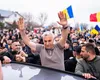 Susținătorii lui Călin Georgescu continuă protestul la Arestul Central. Și-au amenajat o zonă cu mâncare și băuturi calde