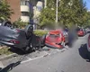 Accident grav în Cluj-Napoca – Un autoturism s-a ciocnit de un alt autovehicul, răsturnându-se peste două maşini parcate