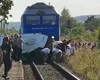Familie distrusă în urma unui accident cumplit, în Galați. Patru persoane au murit după ce un tren de călători a lovit o autoutilitară