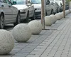 Care este rolul sferelor de beton de pe trotuare. Puțini știu de ce sunt amplasate în anumite locuri