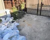 Amenzi de până la 20.000 lei pentru proprietarii de case care uită că domeniul public nu este propria curte. Ce nu ai voie să lași în fața porții