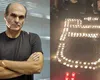 Susținătorii lui Călin Georgescu i-au „cântat prohodul” lui Cristian Tudor Popescu în timpul protestelor de la Arestul Central: „Să-i fie țărâna ușoară” / „Să-l blesteme Satana, să-l atragă acolo” / „Să mor împușcat de nu l-aș pune cu sicriul așa deasupra pe lumânările astea. Să vezi ce fain ard!” VIDEO