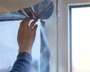Trucul simplu pe care îl poți folosi la geamuri pentru a reduce pierderile de căldură în sezonul rece. Ce poți face cu o singură rolă de folie de aluminiu