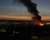 Incendiu la acoperișul unui bloc din Suceava. Pompierii au intervenit cu un dispozitiv numeros de stingere și salvare la înălțime