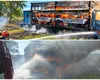 Un autocamion cu stupi a luat foc, în județul Argeș. Autovehiculul a ars în întregime