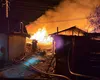 Incendiu în Baia Mare. Mai multe locuinţe improvizate au luat foc. Misiunea, extrem de dificilă din cauza materialelor combustibile din zona afectată şi a vântului
