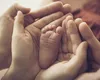 Indemnizație pentru românii care adoptă un copil. Cine poate primi banii, cum se calculează și ce acte sunt necesare
