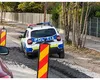 Mașină de poliție blocată în betonul proaspăt turnat. Cum explică polițiștii