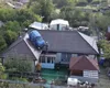 Un constănţean care a rămas fără permis și-a pus mașina pe acoperișul casei. Cine e manechinul îmbrăcat în poliţist VIDEO