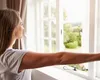 Cum poți curăța perdelele fără să le dai jos. Metoda simplă recomandată de experți