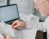 ANRE dă dreptul furnizorilor de energie să-ți ignore solicitările. Limbajul „neadecvat, trivial, injurios” va duce la clasarea reclamațiilor adresate furnizorilor de gaze și curent