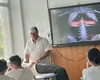 Un profesor de muzică de la un liceu din Urlați a fost suspendat după ce le-ar fi obligat pe elevele sale să se întindă pe catedră
