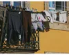 Rufe întinse la bloc, amendate în unele orașe: Sancțiuni de până la 2.000 de lei pentru încălcarea regulilor locale