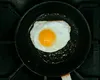 Cum să faci cele mai bune ouă prăjite fără ulei. Trucul care nu le lasă să se lipească de tigaie
