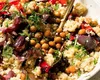 Salata-vedetă a verii 2025! Un deliciu cu ardei copți, năut crocant, quinoa și sos picant de lămâie