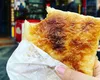 Scandalul merdenelelor a scos bucureștenii la coadă. Zeci de oameni au venit să cumpere produsul criticat online. Ce a răspuns Nea’ Mihai