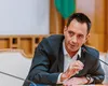 Scandal în Parlament pe tema Drapelului Național: UDMR respinge proiectul AUR privind „sărutul obligatoriu” al tricolorului