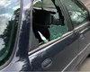 Bătaie în trafic, la Galaţi. Un şofer a spart cu o bordură geamurile altei maşini, scandalagii au fost săltaţi de poliţie VIDEO