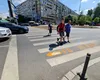 Apar noi marcaje la trecerile de pietoni din București pentru a evita accidentele și a-i atenționa pe cei care umblă cu ochii în telefon