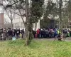 Zeci de oameni din Timișoara stau la coadă, în frig, pentru a ridica pachetele cu alimente gratuite de la UE