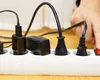 Electrocasnicele lăsate în priză consumă curent chiar dacă sunt închise. Cum poți economisi sute de lei la factura anuală
